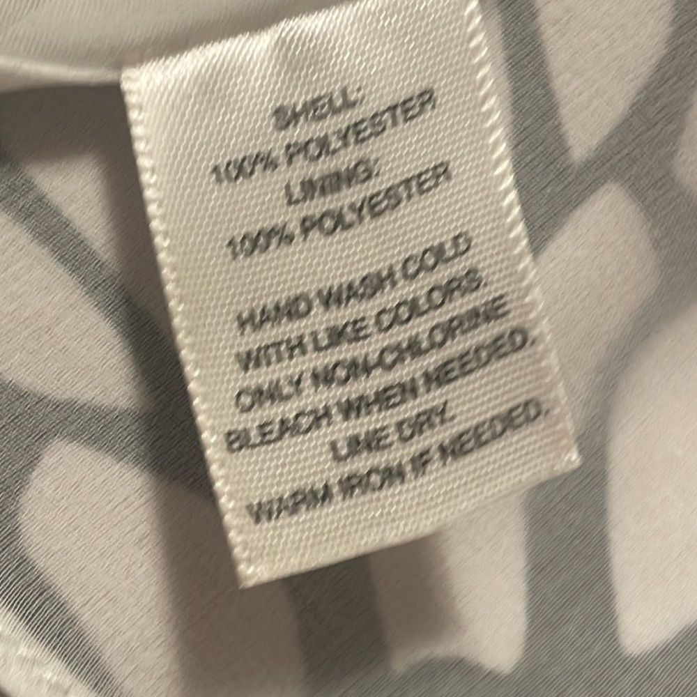 WHITE House/Black Market Size Small Flowy Sleeveless/Lined Top. In EUC. - Picture 12 of 12